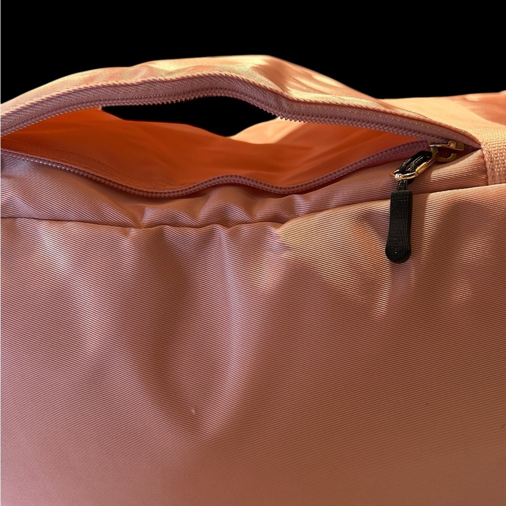 Classy UseLike Pink Duffel Bag and matching makeup bag - Picture 12 of 16